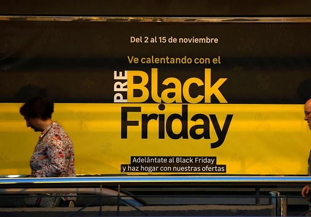 Una mujer pasa frente a una publicidad de los días previos al BlackFriday en Bilbao.