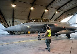 Un caza Rafale perteneciente al ejército francés se prepara para despagr durante un simulacro.