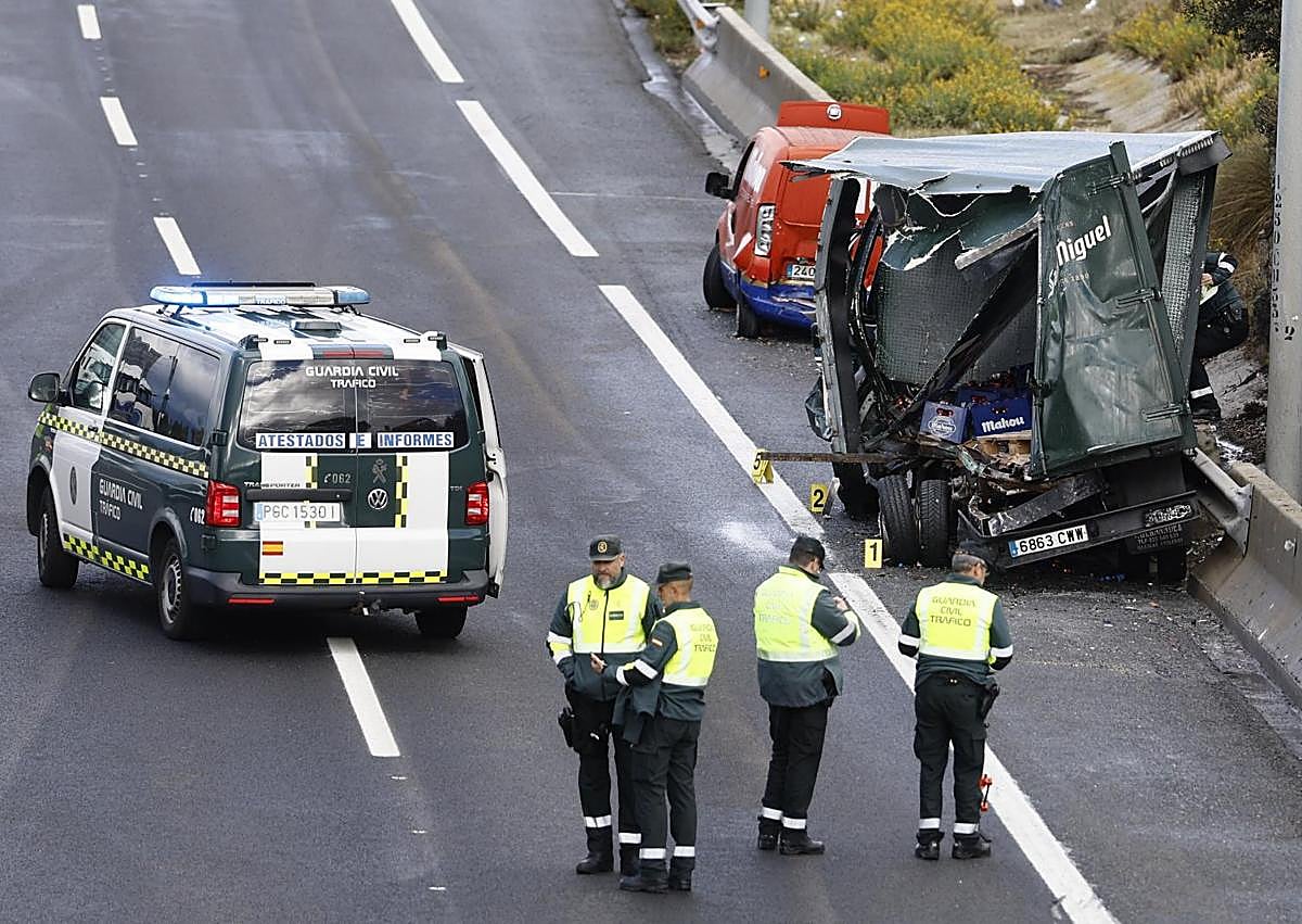 Imagen secundaria 1 - Heridas 34 personas en un accidente múltiple en la A-6 en Madrid con un autobús implicado
