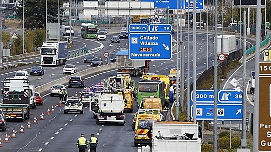 Heridas 34 personas en un accidente múltiple en la A-6 en Madrid con un autobús implicado