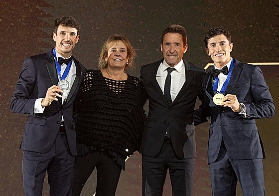 Marc (d) y Álex Márquez (i), junto a sus padres.