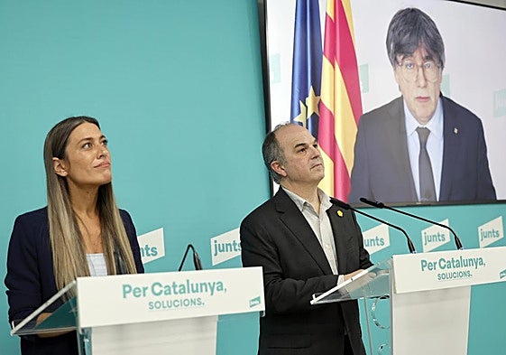 El secretario general de Junts, Jordi Turull, y la portavoz en el Congreso, Miriam Nogueras, junto al presidente del partido, Carles Puigdemont.