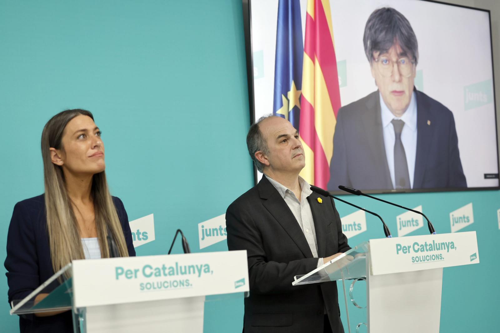 El secretario general de Junts, Jordi Turull, y la portavoz en el Congreso, Miriam Nogueras, junto al presidente del partido, Carles Puigdemont.