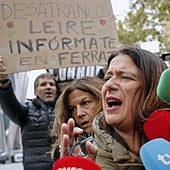 Leire Díez (c), exmilitante del PSOE, a las puertas de los Juzgados de Plaza de Castilla.