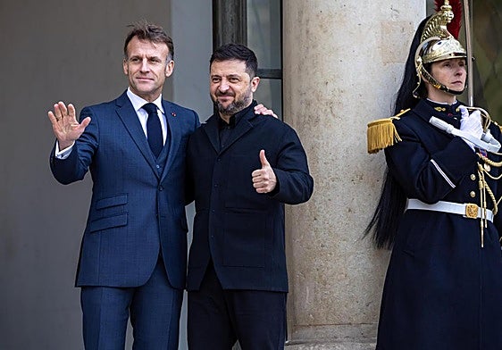 Emmanuel Macron y Volodímir Zelenski durante su reunión de este lunes en París.