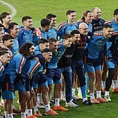 Los jugadores de la selección española posan en Sevilla junto a Jesús Navas, que acudió a saludarles.