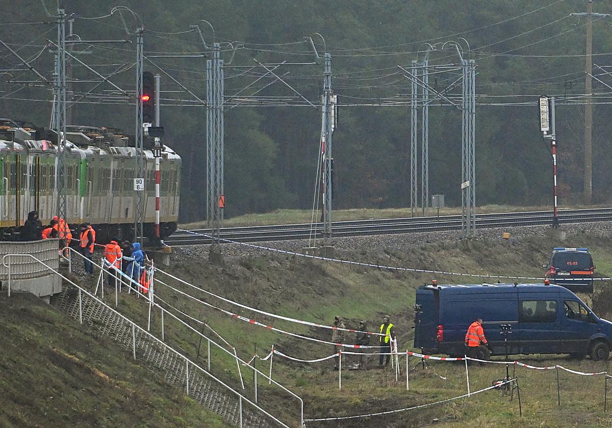 Los servicios de seguridad junto al tren que tuvo que detenerse el domingo.
