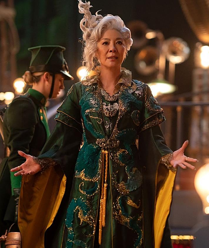 Imagen secundaria 2 - Arriba, el director Jon M. Chu, junto a Ariana Grande y Cynthia Erivo; debajo, Elpheba volando en su escoba y Michelle Yeoh como Madame Morrible.