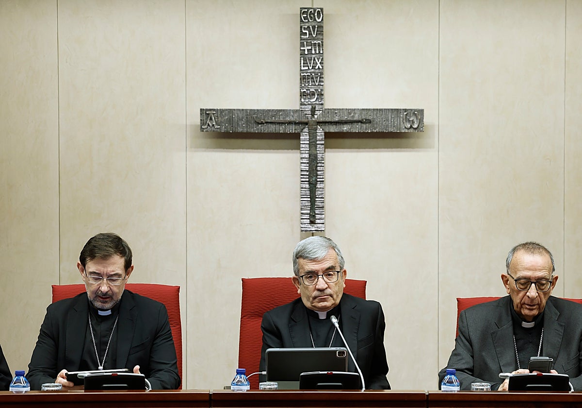Luis Argüello, en el centro, hoy, durante la apertura de la Asamblea Plenaria de los obispos.