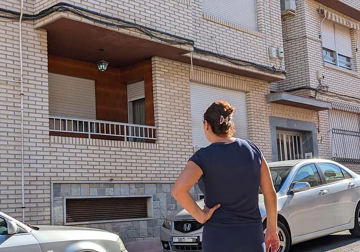 Una vecina, frente al balcón de la vivienda de Murcia donde un hombre asesinó presuntamente a su pareja.