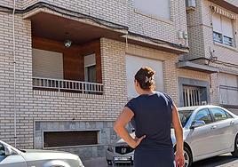 Una vecina, frente al balcón de la vivienda de Murcia donde un hombre asesinó presuntamente a su pareja.
