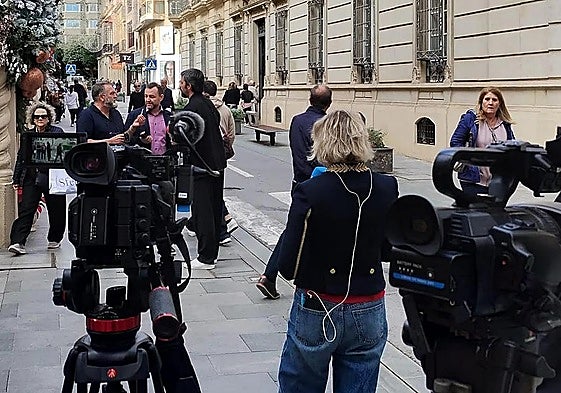 Medios de comunicación y expectación en el exterior de la Diputación Provincial de Almería.