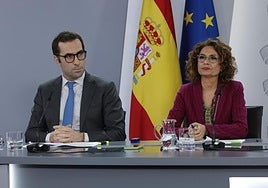 La vicepresidenta primera y ministra de Hacienda, María Jesús Montero, y el ministro de Economía, Carlos Cuerpo.