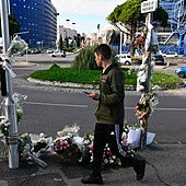 Un peatón pasa junto a un memorial improvisado en el lugar donde Mehdi Kessaci fue asesinado en Marsella.