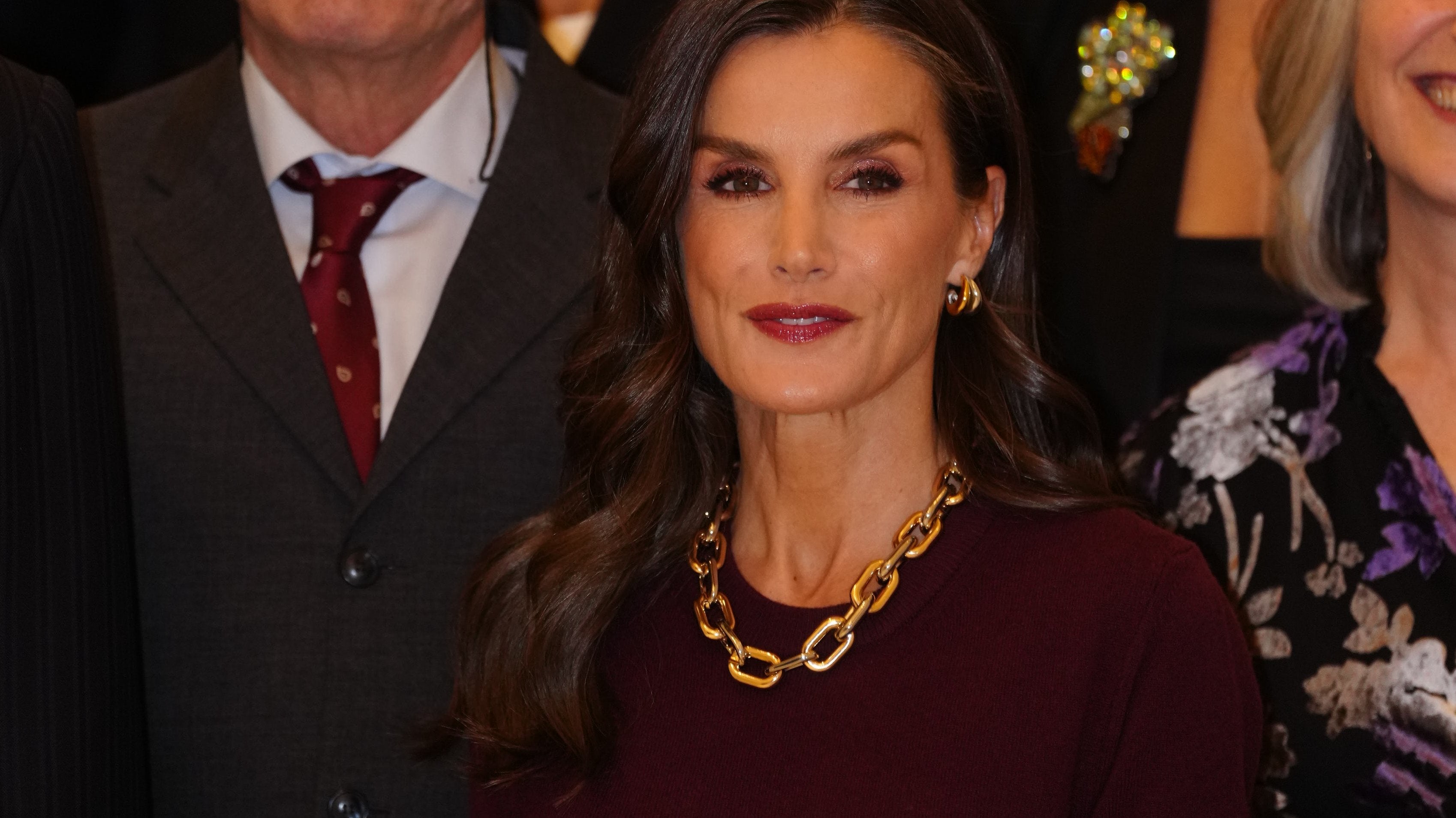 La reina Letizia arrasa en los Premios Cerecedo con el perfecto look de Navidad: falda de lentejuelas y jersey burdeos