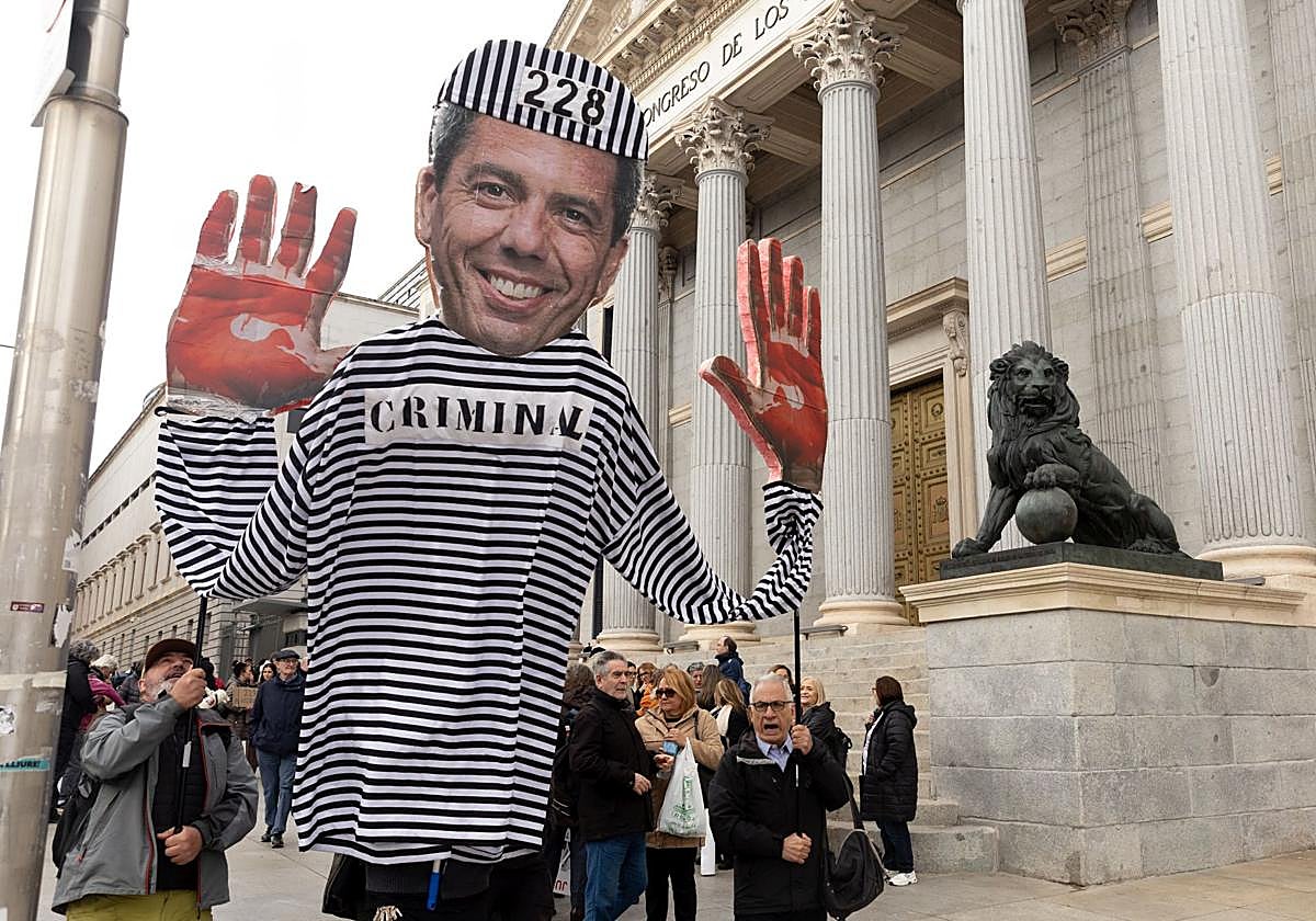 Víctimas de la dana se concentran frente al Congreso el día que declara Mazón.