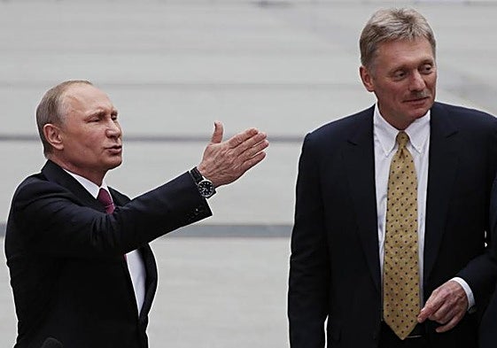 Vladímir Putin y Dmitri Peskov, en una imagen de archivo.