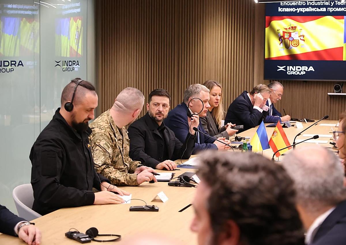 Imagen secundaria 1 - Zelenski en tres momentos de su visita a Madrid: en el hemiciclo del Congreso (arriba); en la sede de Indra (izquierda); y mientras Armengol señala las marcas de los disparos del 23-F.