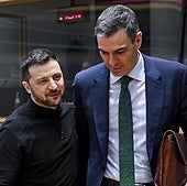 Volodímir Zelenski y Pedro Sánchez durante la reunión extraordinaria del Consejo Europeo del pasado marzo.