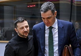 Volodímir Zelenski y Pedro Sánchez durante la reunión extraordinaria del Consejo Europeo del pasado marzo.