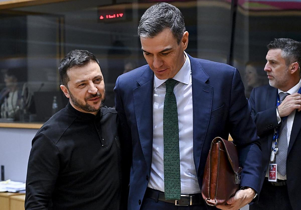 Volodímir Zelenski y Pedro Sánchez durante la reunión extraordinaria del Consejo Europeo del pasado marzo.