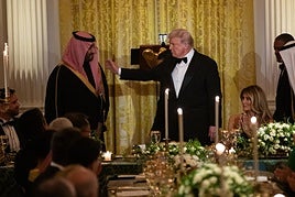 Trump agasajó al príncipe saudí con una cena de gala en la Casa Blanca.