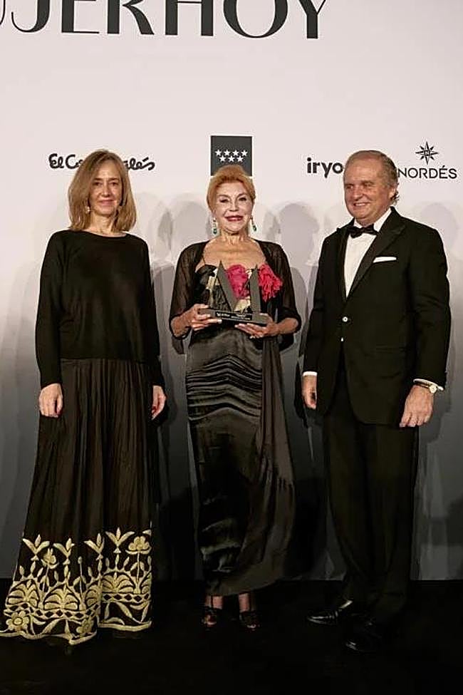 La baronesa Carmen Thyssen-Bornemisza recogió el Premio Mujerhoy Compromiso de manos de Ignacio Ybarra, presidente de Vocento, y Ana Porto, directora Global de Comunicación de Telefónica.