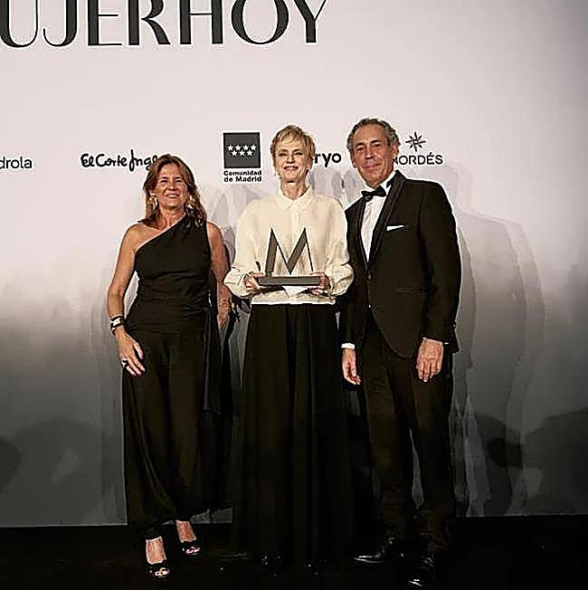 Siri Hustvedt, Premio Mujerhoy a la Inspiración, con Manuel Mirat, consejero delegado de Vocento, y María Ruiz-Moyano, directora de Relaciones Institucionales y Acción Social del Banco Santander.