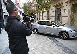 Llegada a la Diputación de uno de los vehículos del dispositivo de la UCO.