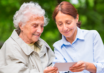 Radiografía de una sociedad que envejece: así cuidan los españoles de sus mayores