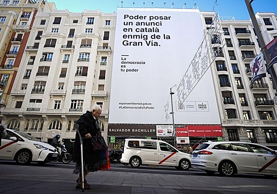 Cartel en catalán en la Gran Vía de Madrid para la campaña 'España en libertad'.