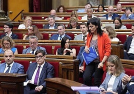 El president del Govern, Salvador Illa, y la diputada de Aliança Catalana, Silvia Orriols, durante una sesión plenaria, en el Parlament de Cataluña.