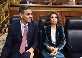 El presidente del Gobierno, Pedro Sánchez, y la vicepresidenta, María Jesús Montero, este miércoles en el Congreso.