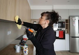 Una trabajadora doméstica realiza tareas del hogar en una casa particular