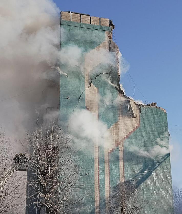 Imagen secundaria 2 - Labores de extinción y evacuación de heridos en Ternópil.