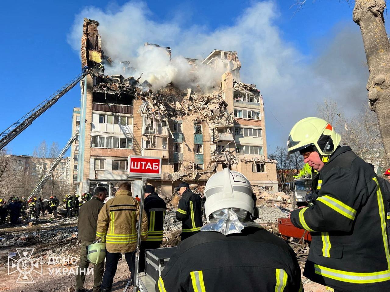 Equipos de rescate trabajan en uno de los edificios atacados la pasada madrugada por Rusia en la ciudad ucraniana de Ternópil.