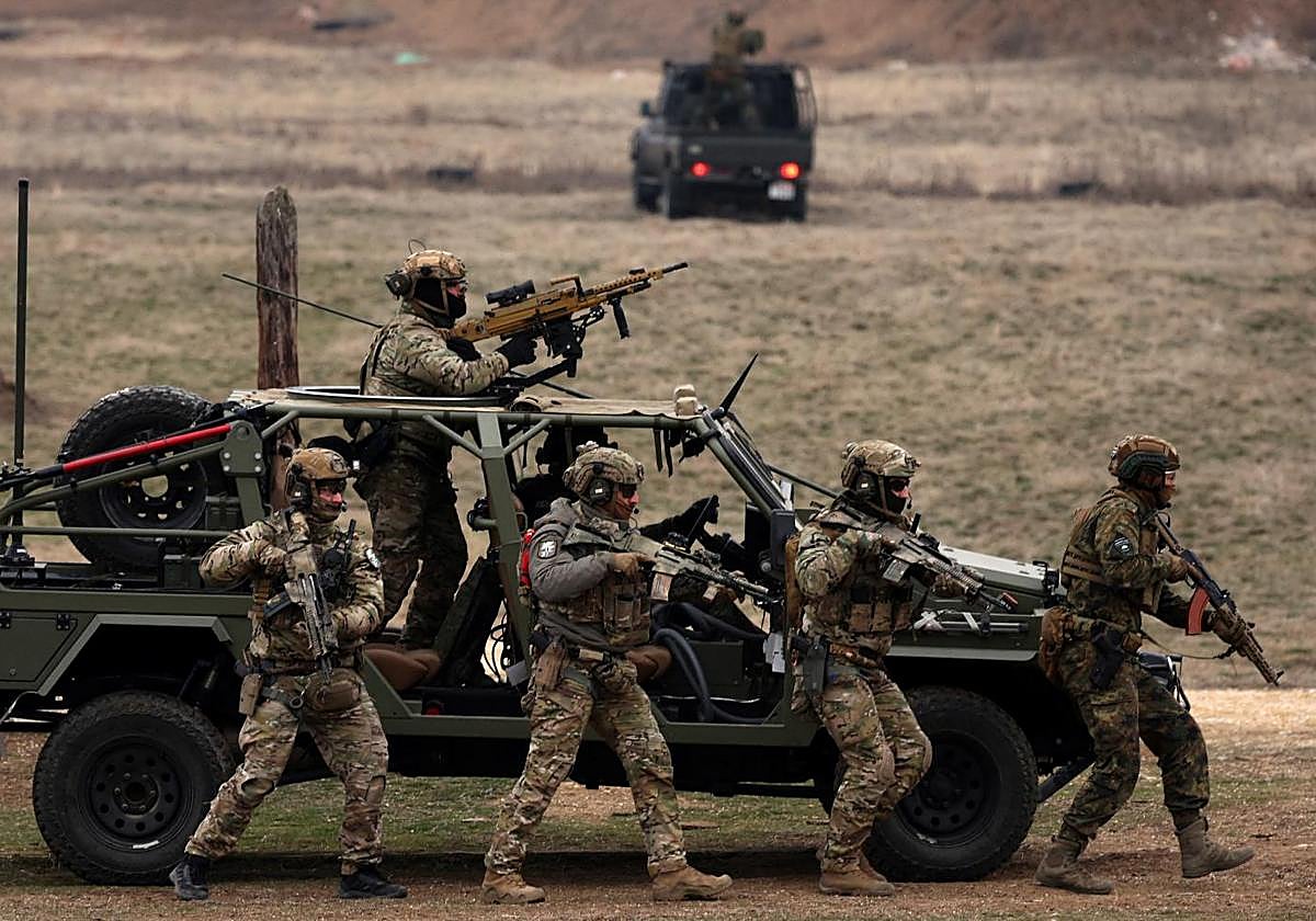 Soldados participan en los ejercicios militares de la OTAN en Bulgaria.