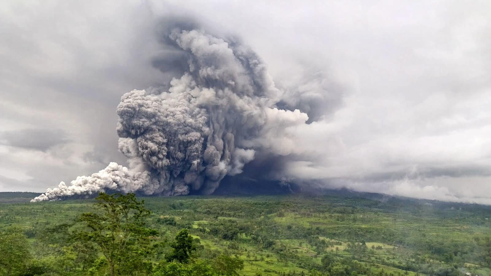 La erupción del volcán Semeru pone en alerta a la isla de Java