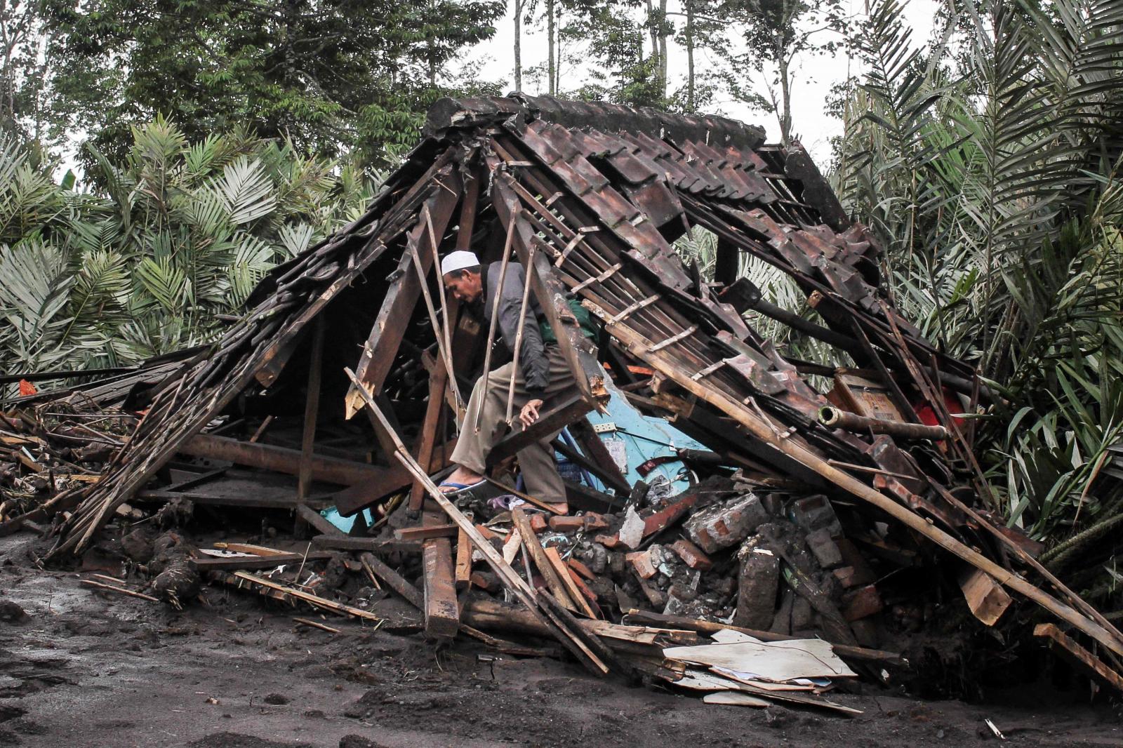 La erupción del volcán Semeru pone en alerta a la isla de Java