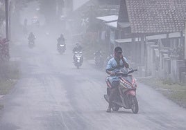 La erupción del volcán Semeru pone en alerta a la isla de Java