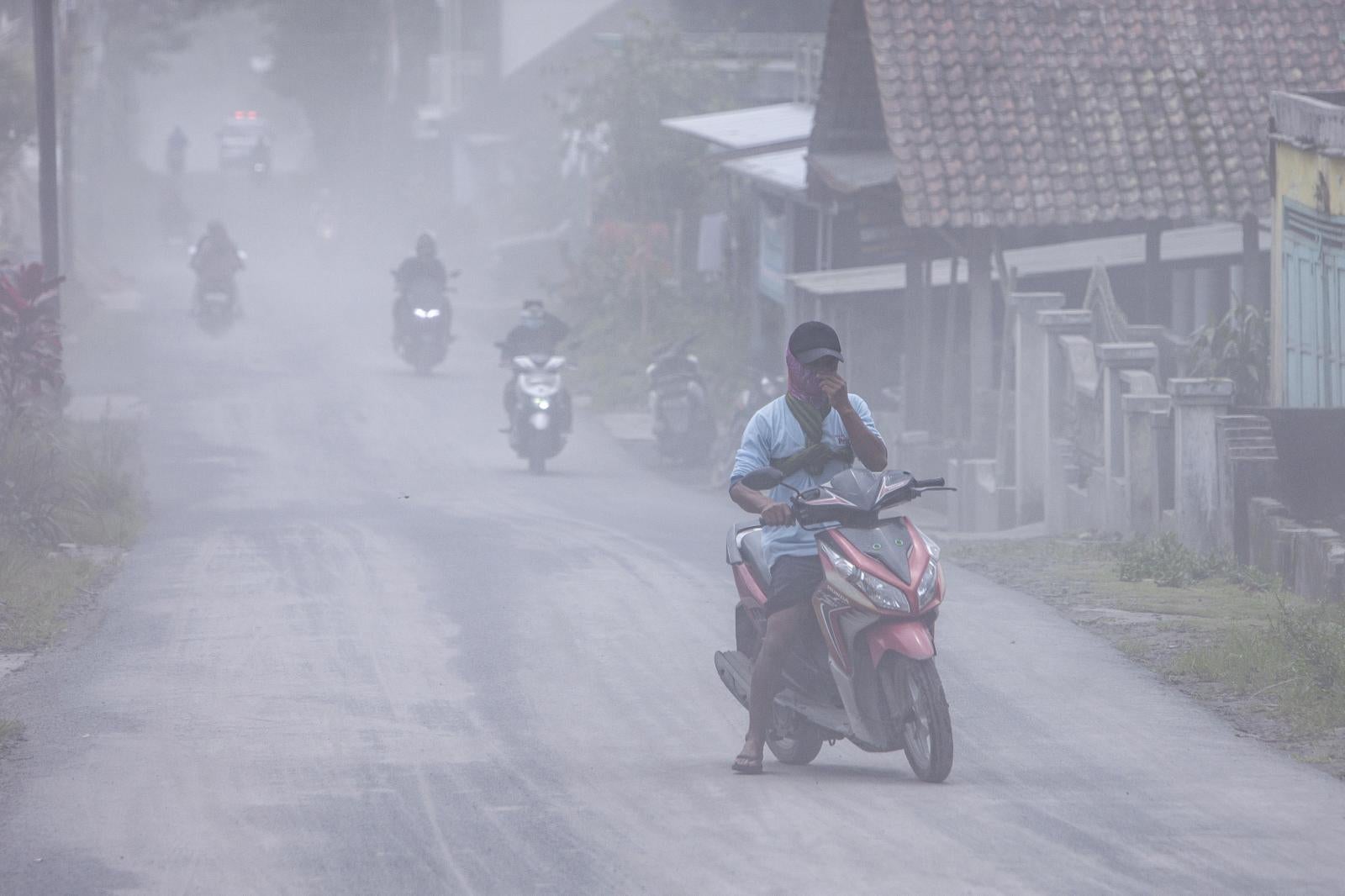 La erupción del volcán Semeru pone en alerta a la isla de Java