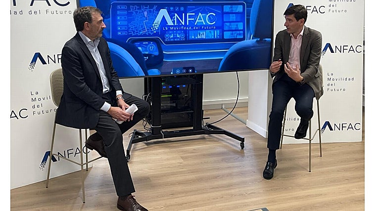 El director general de ANFAC, José López-Tafall, y el subdirector adjunto de Vehículos de la DGT, Juan José Arriola, durante la presentación del informe
