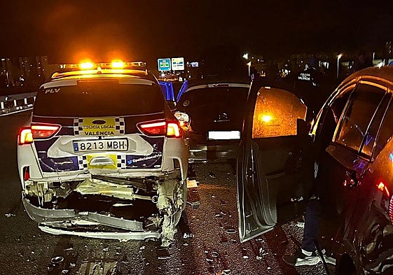 El coche de la Policía Local con daños en la parte trasera poco después del accidente.
