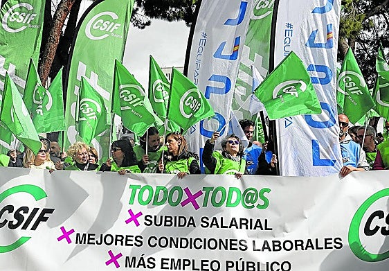 Manifestación de funcionarios para exigir una subida salarial.