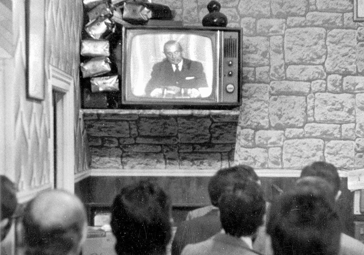 Carlos Arias Navarro da a los españoles la notcia de la muerte de Franco.