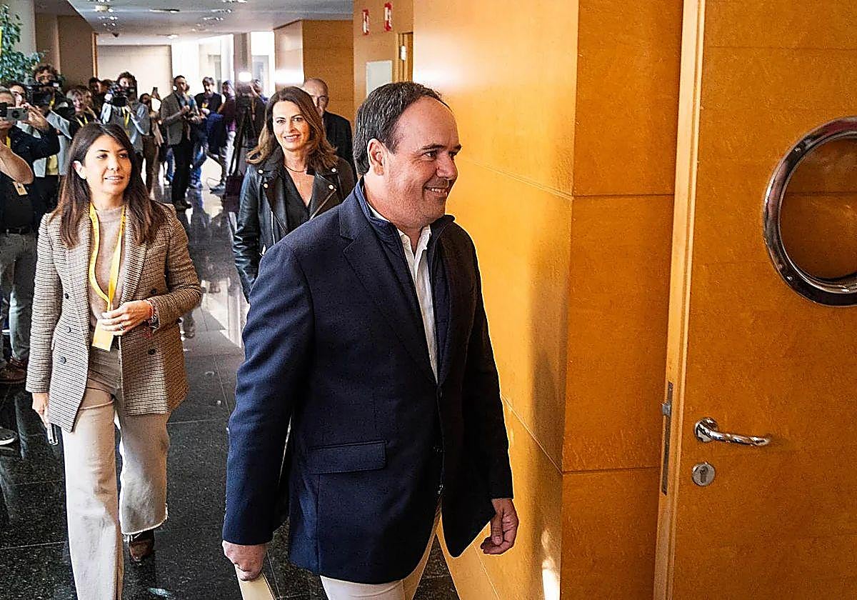 Perez Llorca, en los pasillos de Les Corts.