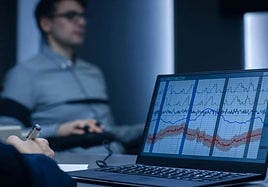 Un hombre, ante el polígrafo.