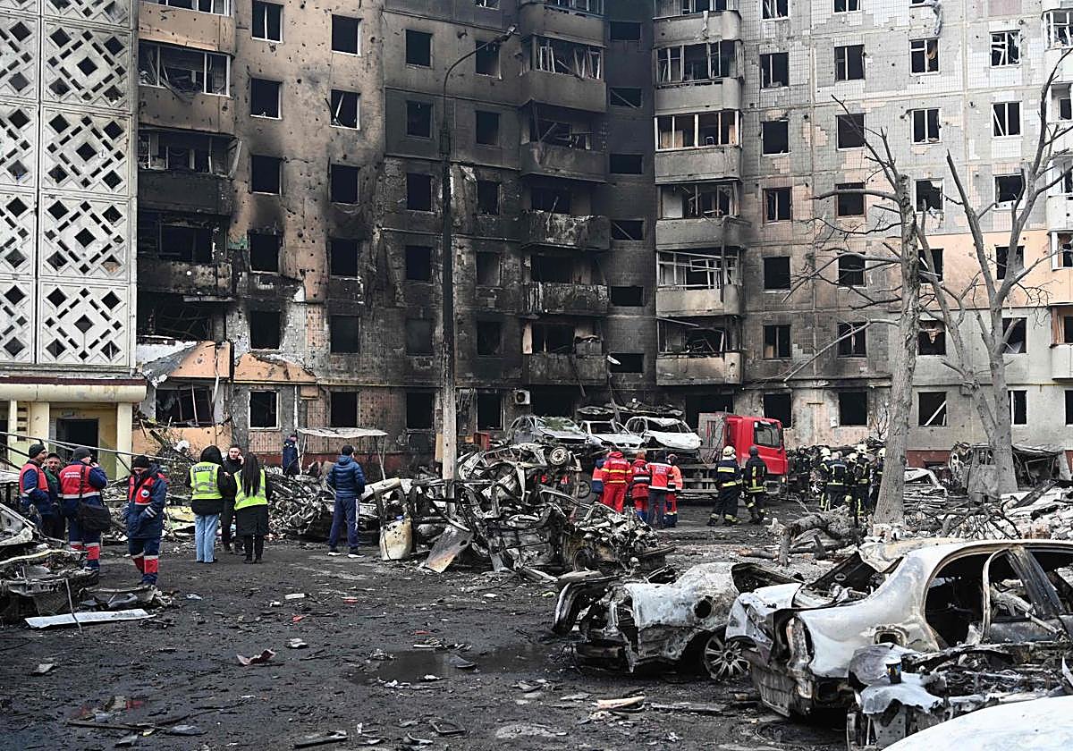 Los equipos de rescate buscan supervivientes en un bloque de viviendas atacado por Rusia en Ternópil.