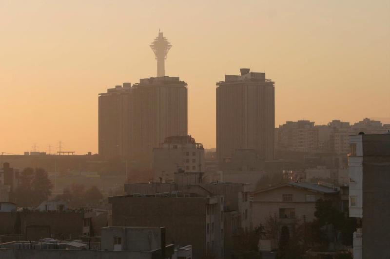 La ausencia de lluvias aumenta la contaminación del aire de Teherán.