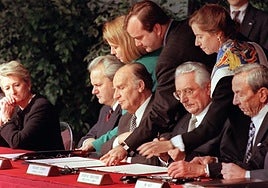 El presidente serbio, Slobodan Milosevic, el bosnio Alija Izetbegovic, el croata Franjo Tudjman, y el secretario de Estado de EE UU, Warren Christopher, en la firma de los acuerdos de Dayton.